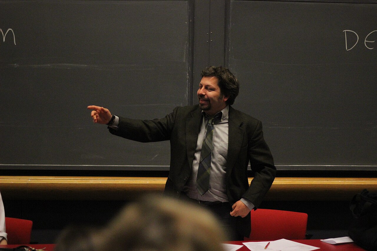Bioethicist Nir Eyal introducing a lecture at Harvard's Effective Altruism group, April 2015.
