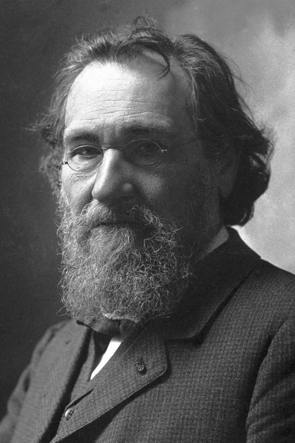 Portrait photograph of Élie Metchnikoff (Ilya Ilyich Mechnikov), bearded, in three-quarter view, taken in the studio of the photographer Nadar.