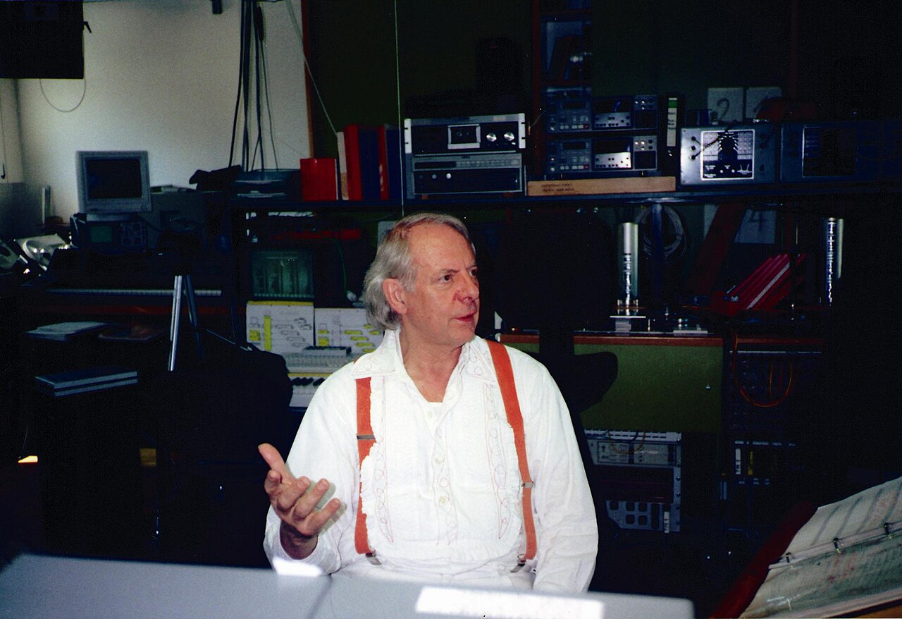 Karlheinz Stockhausen in the WDR studio in 1996, at the console.