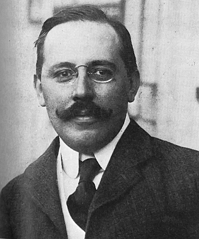 Photographic portrait of the architect Josef Hoffmann in 1902, seated in profile.